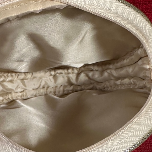 NEW MAC Gold Round Zip Bag - Picture 4 of 4